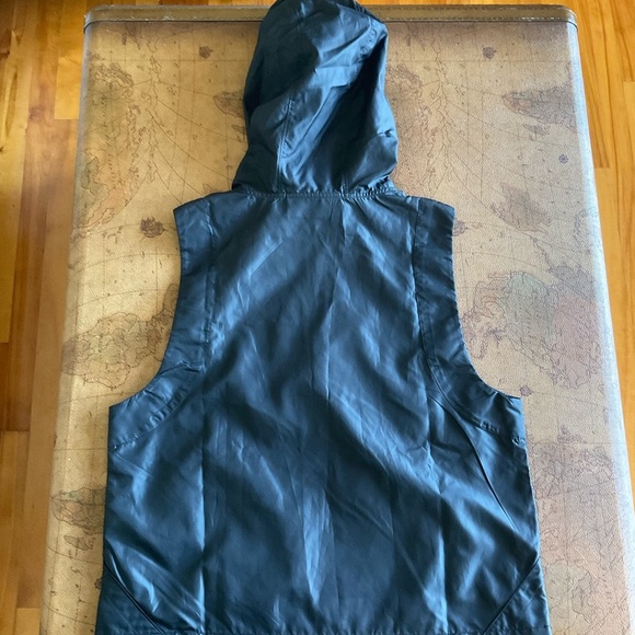 Under Armour Women's Black Sleeveless windbreaker with hood - Picture 7 of 7